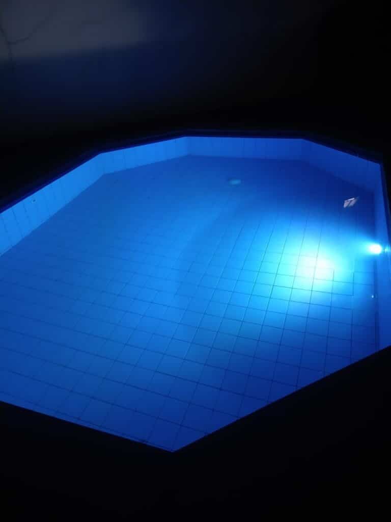 piscina octogonal iluminada à noite