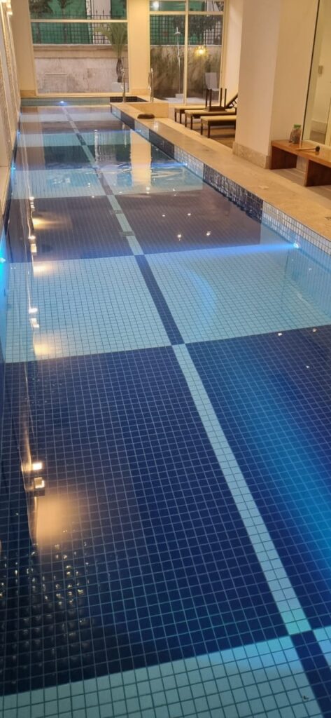 piscina coberta com LED e pastilha