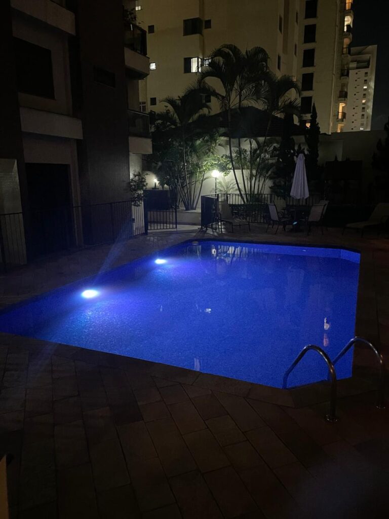 piscina de condomínio com LED à noite