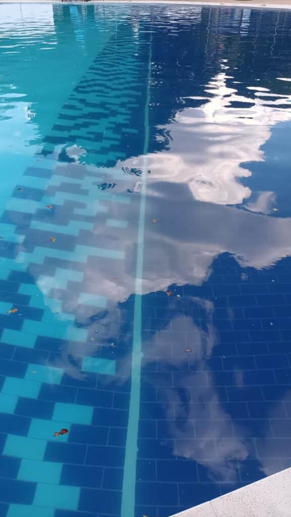 piscina grande em reforma (dois tons)
