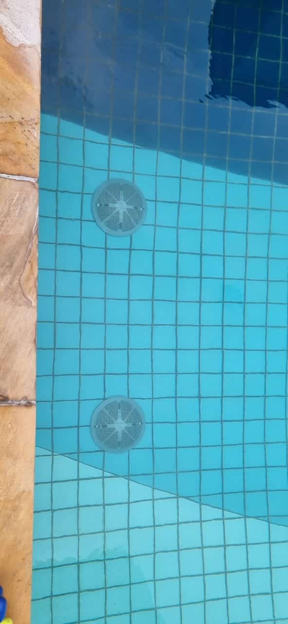 Instalação de tampas de ralos anti-sucção